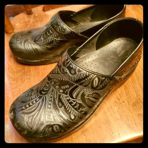 Dansko nursing clogs( black)